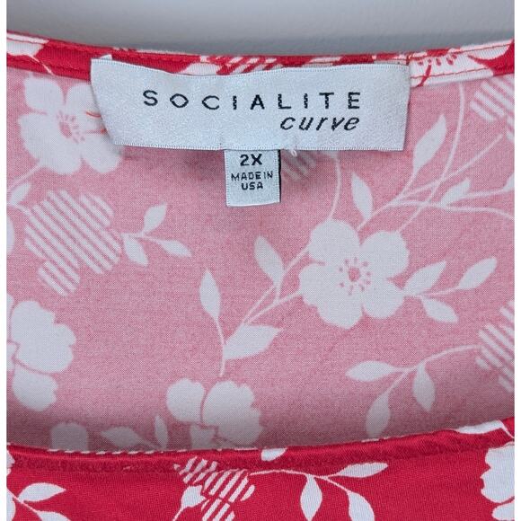 Socialite Curve Short Petal Sleeve Top in Bright Red and White Floral Print 2x - Picture 5 of 7